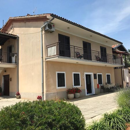 Apartman Elvis Ловран Екстериор снимка
