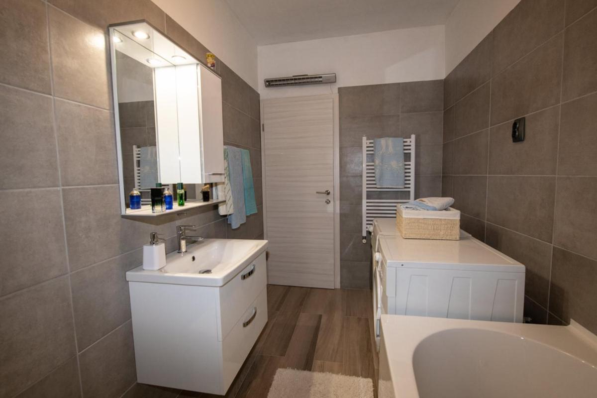 Apartman Elvis Ловран Екстериор снимка