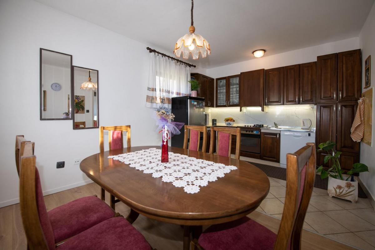 Apartman Elvis Ловран Екстериор снимка