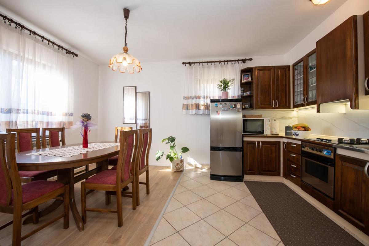Apartman Elvis Ловран Екстериор снимка