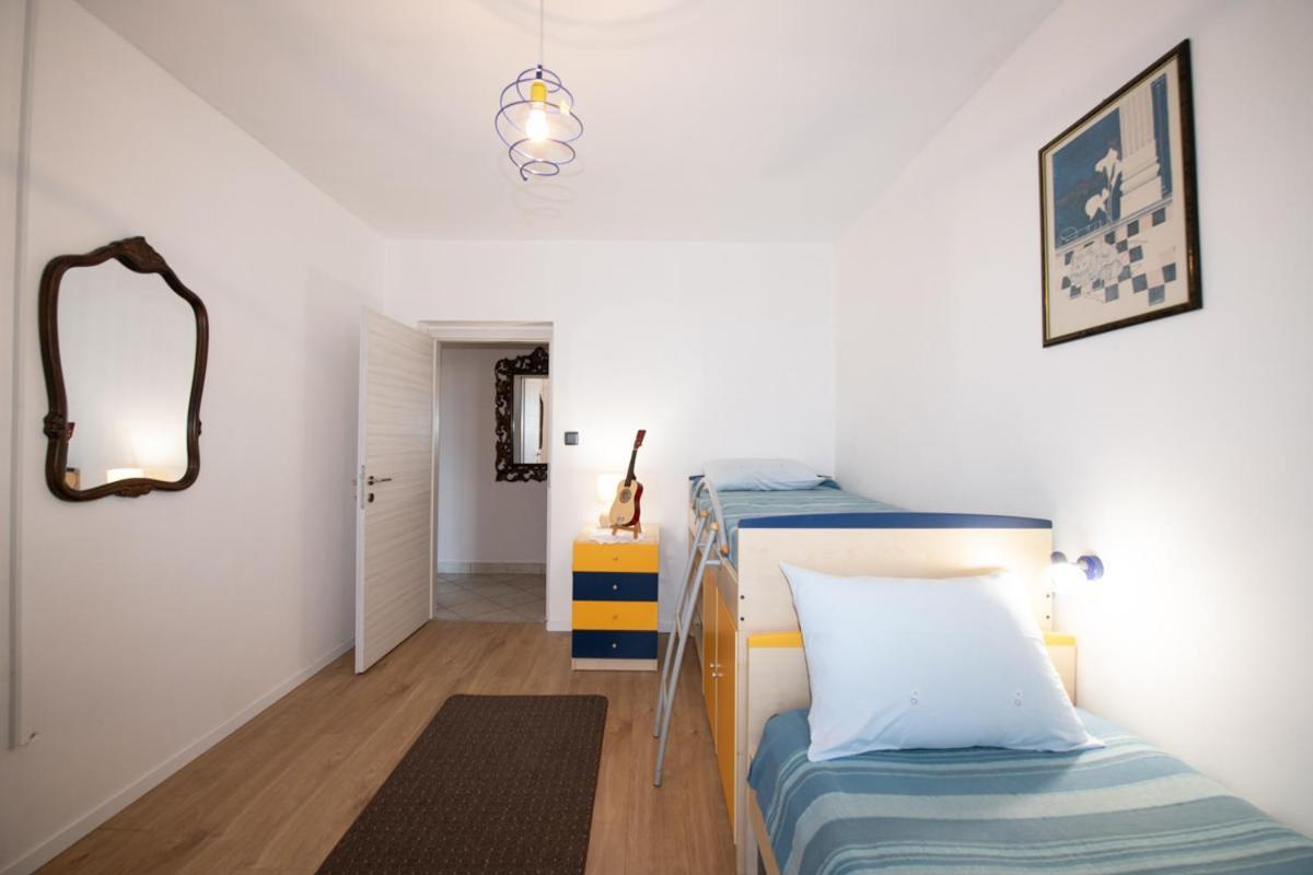 Apartman Elvis Ловран Екстериор снимка