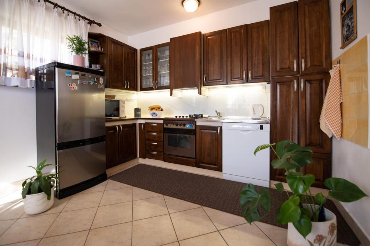 Apartman Elvis Ловран Екстериор снимка