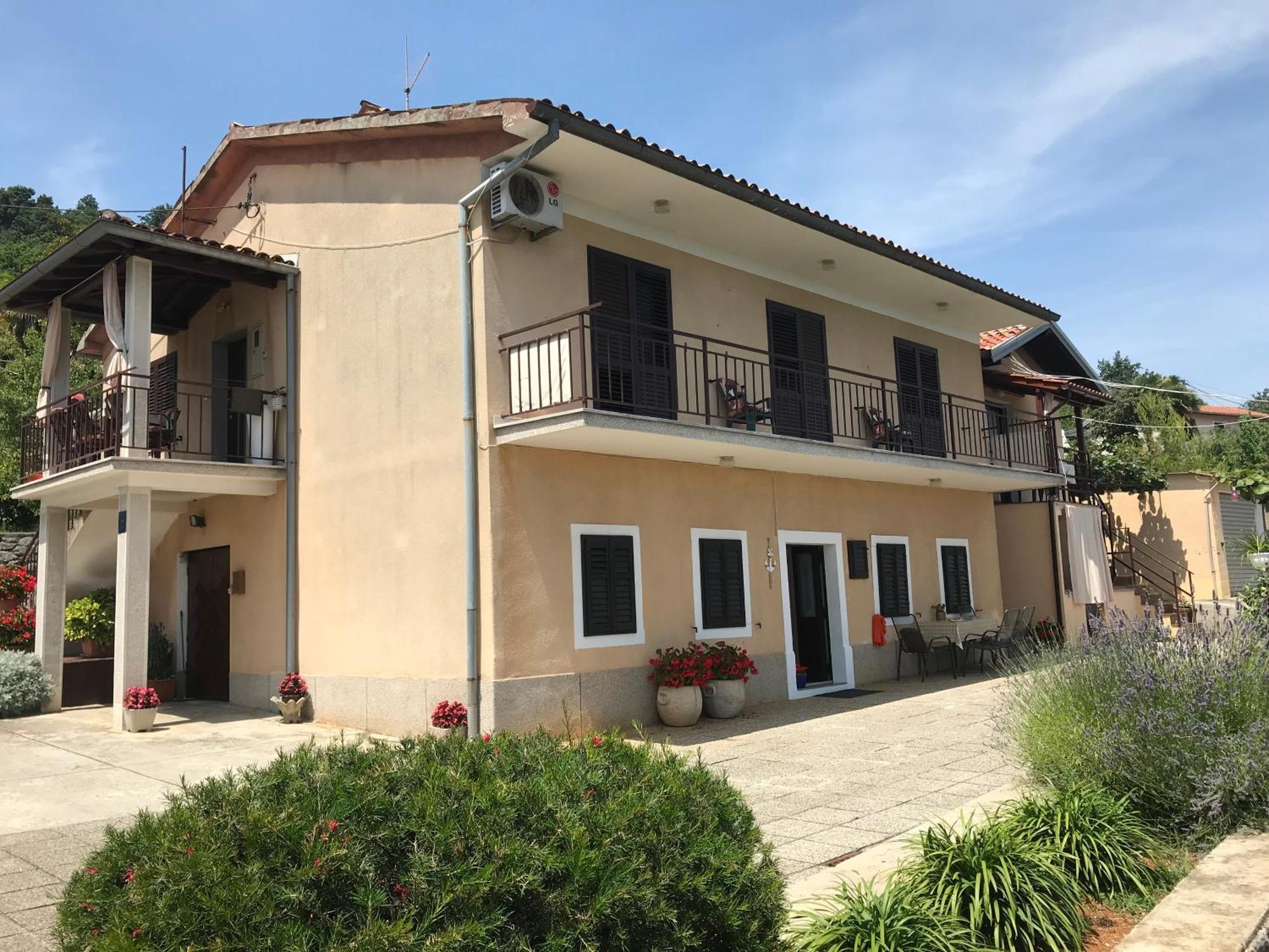 Apartman Elvis Ловран Екстериор снимка